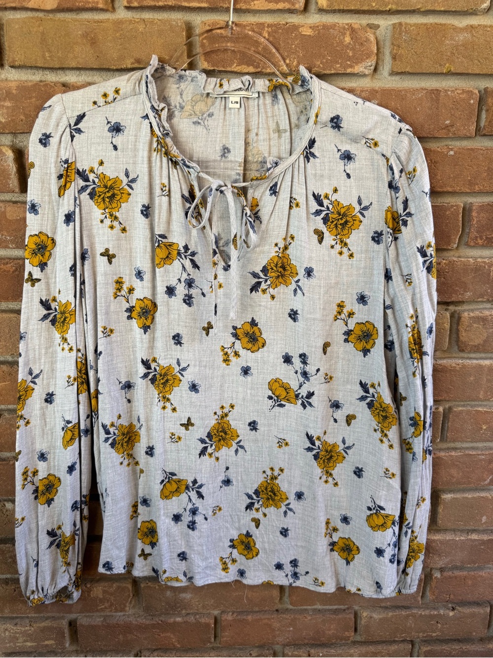 Womenβs Tie-Neck Floral Blouse in Yellow and Cream Size Large